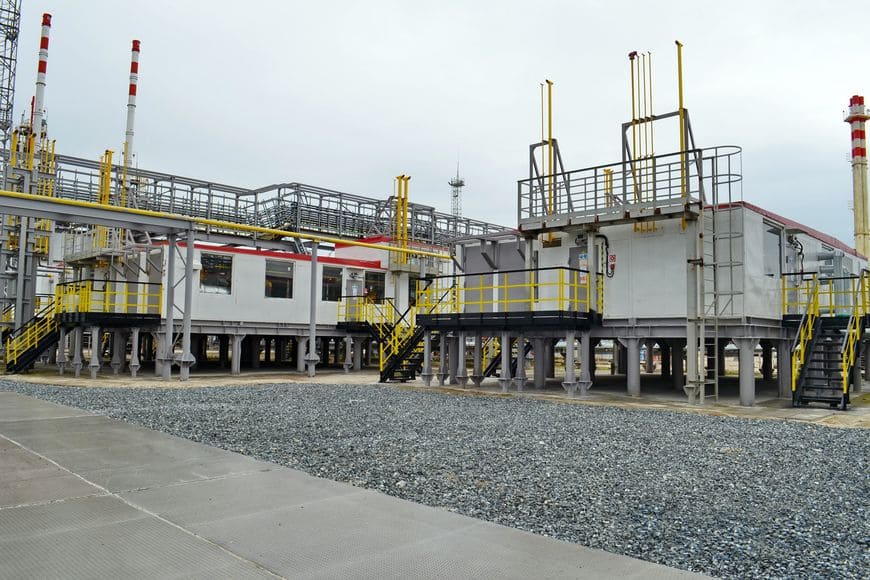 Установка подготовки топливного газа для объектов УКПГиК на Восточном Уренгое - основной (слева) и резервный модули 