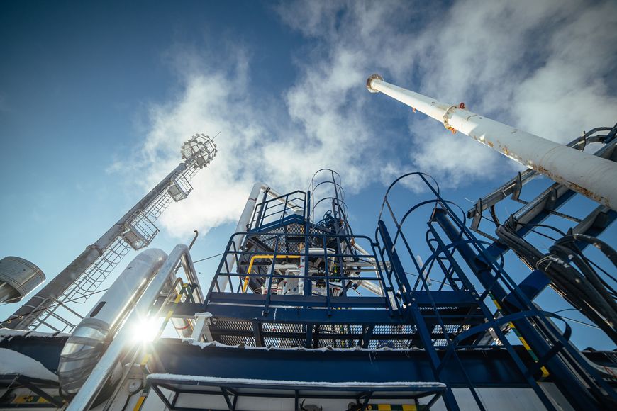 ОМК поставила и запустила в промышленную эксплуатацию первую в России установку по разделению попутного нефтяного газа на полезные фракции