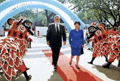 Герберт Колер и член парламента Сингапура Ю-Фу Е Шун во время открытия Головного офиса KOHLER GLOBAL POWER в Сингапуре