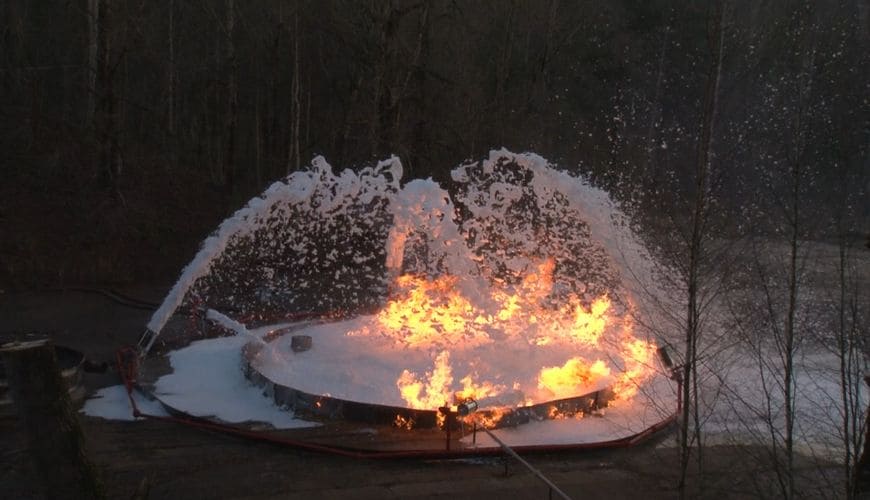 Достигнута расчетная величина интенсивности подачи водного раствора пенообразователя. Высота пламени резко уменьшилась от первоначальной в 10 раз